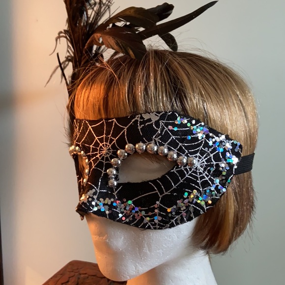 Masquerade Sequined Mask - Picture 2 of 6